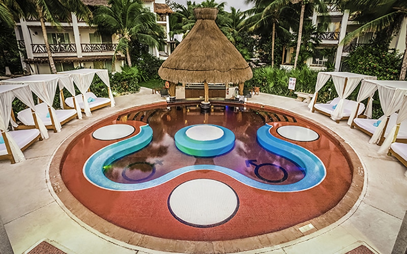 Desire Pearl jacuzzi lounge